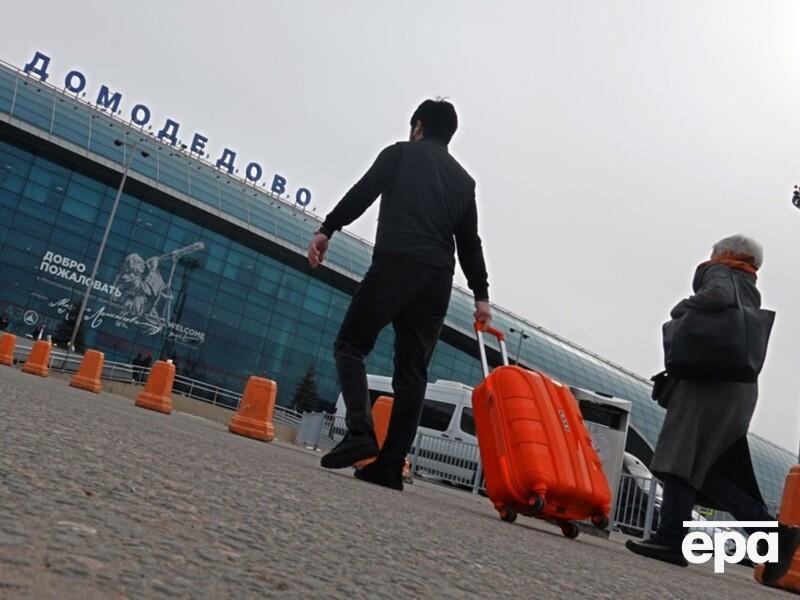 В аэропортах Москвы задержали примерно 200 рейсов из-за атаки дронов