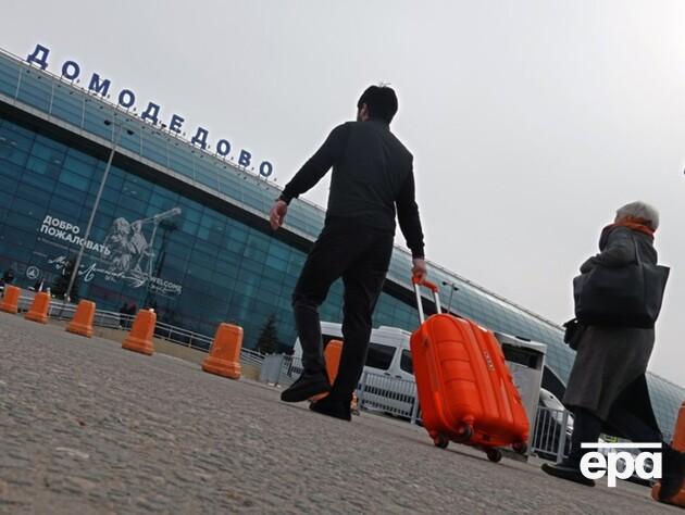 В аэропортах Москвы задержали примерно 200 рейсов из-за атаки дронов