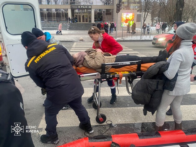 У Києві двоє людей провалилися під кригу. ДСНС назвала єдині чинники, які врятували їх. Фото, відео