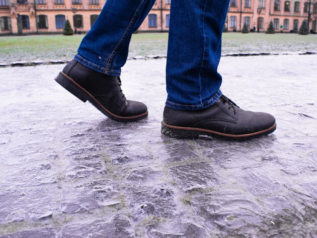 Два простейших бюджетных способа сделать обувь не такой скользкой. Лайфхаки