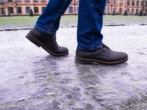 Два простейших бюджетных способа сделать обувь не такой скользкой. Лайфхаки