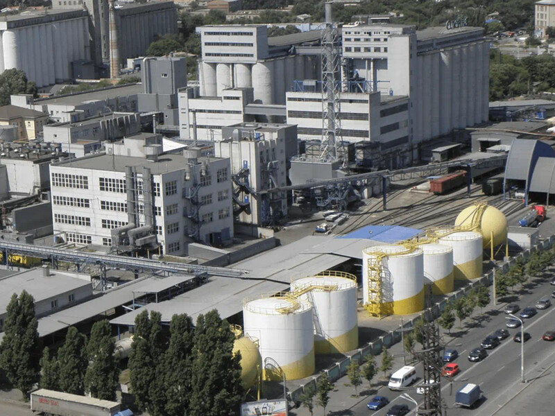 РФ ударила по американскому заводу в Днепре. На дороги вылились сотни тонн масла