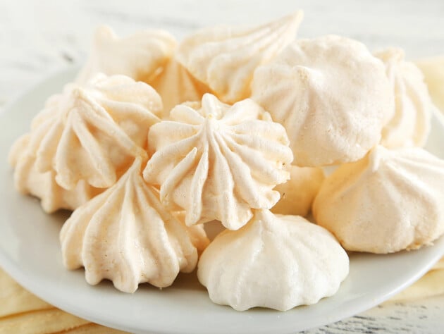 Просто змішайте ці три інгредієнти – і смачне, повітряне безе готове. Швидкий рецепт