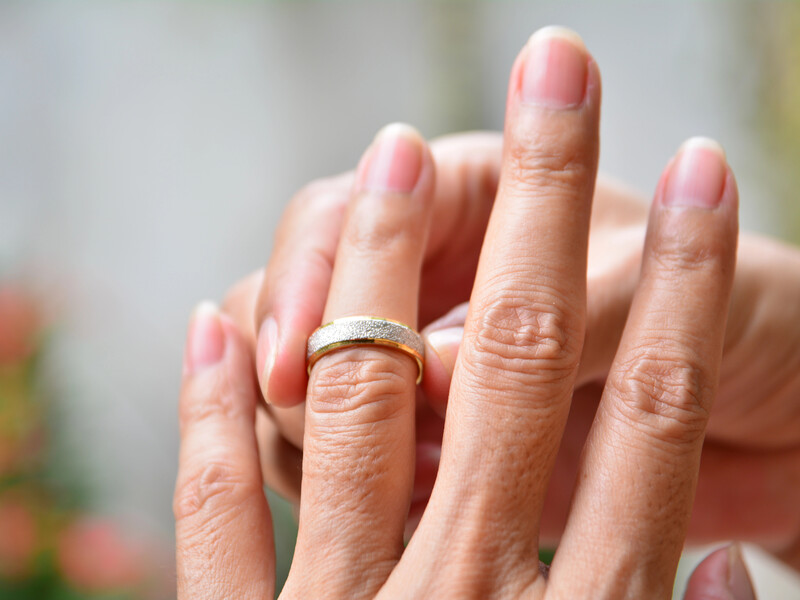 Простий спосіб зняти каблучку з набряклого пальця без допомоги. Секретний лайфхак, який не підведе