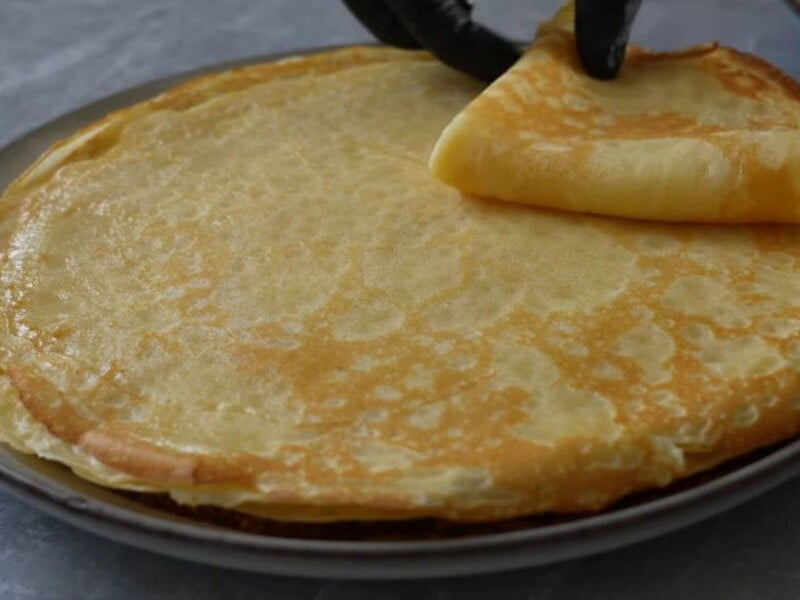 Благодаря этому блины будут мягкими, тонкими и эластичными. Идеальный рецепт с секретом