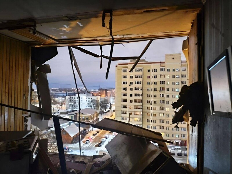 Нефтебаза, заводы, железная дорога. За ночь дроны атаковали более 20 регионов РФ. Видео