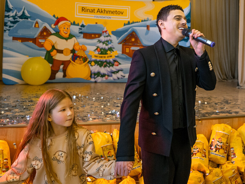 "Багато щасливих очей". Співак Микита Алексеєв привітав дітей на новорічній акції "Рінат Ахметов – Дітям"