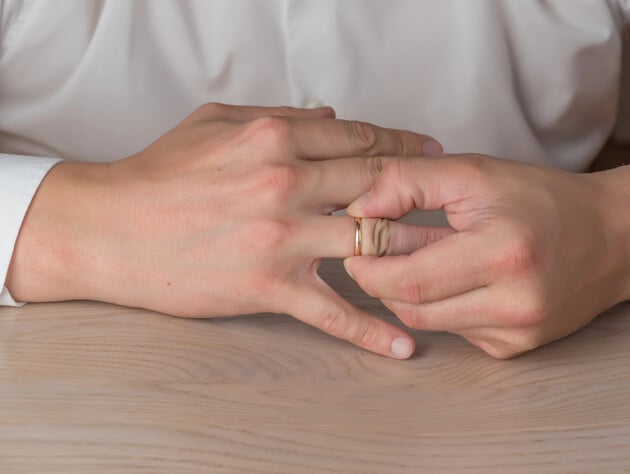 Обмотайте цим набряклий палець – і каблучку вдасться зняти без особливих зусиль. Простий лайфхак