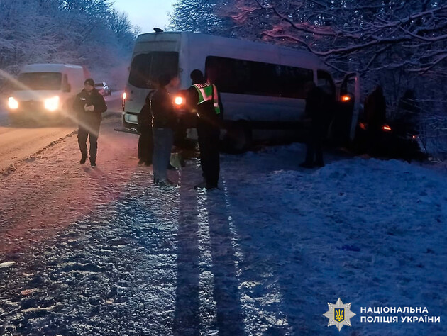 У Харківському районі легковик зіткнувся з автобусом. 18 поранених 