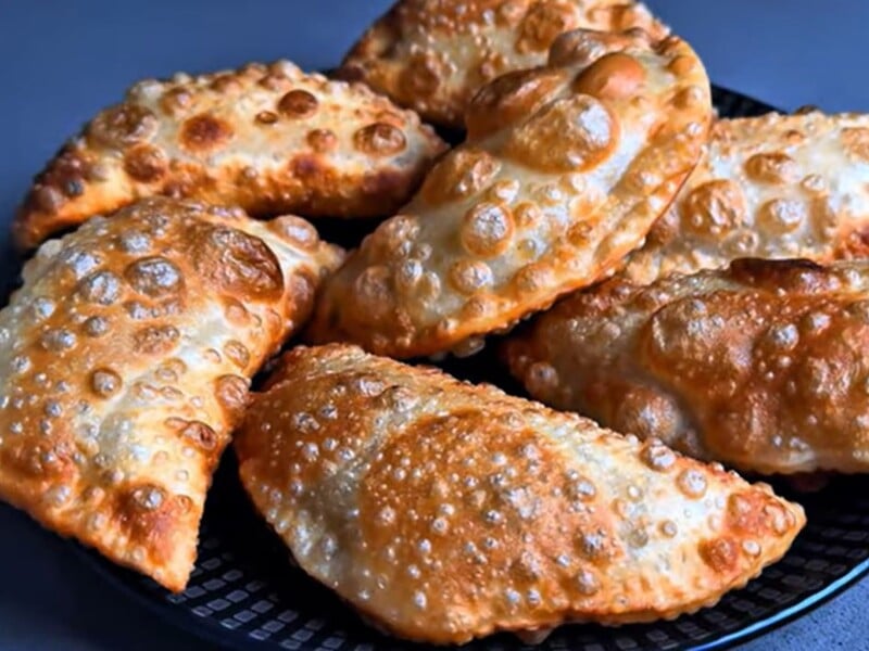 Добавьте это к муке – и чебуреки получатся хрустящими и сочными. Секрет пупырышек – в этом рецепте 