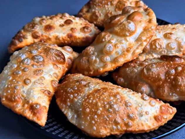 Добавьте это к муке – и чебуреки получатся хрустящие и сочные. Секрет пупырышек – в этом рецепте