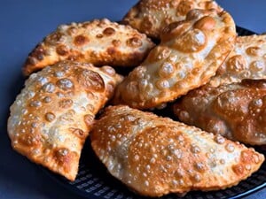 Добавьте это к муке – и чебуреки получатся хрустящими и сочными. Секрет пупырышек – в этом рецепте 