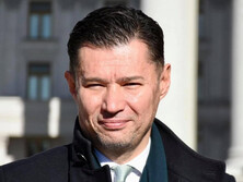 Над колишнім будинком Маска майорить європейський і український прапор. Цікаво, чи він у курсі