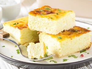 Добавьте это к яйцам – и омлет получится очень воздушным и высоким. Рецепт блюда из детства