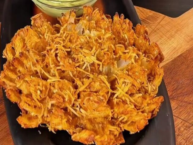 Приготовьте этот невероятно вкусный и очень хрустящий лук! Рецепт блюда за несколько минут