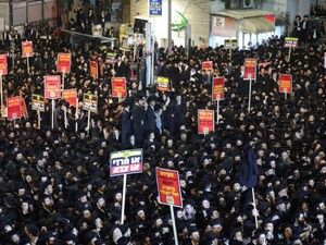 В Иерусалиме водитель автобуса наехал на ультраортодоксальных протестующих, погиб подросток. Видео