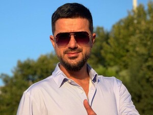 Пірнули у воду одне за одним. Налчаджиоглу відпочиває разом із донькою від Ані Лорак