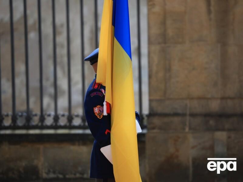 Перед зданием правительства Чехии сняли украинский флаг. Его будут поднимать в отдельных случаях