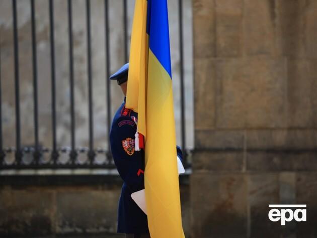 Перед будівлею уряду Чехії зняли український прапор. Його підійматимуть в окремих випадках