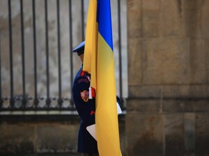 Перед зданием правительства Чехии сняли украинский флаг. Его будут поднимать в отдельных случаях