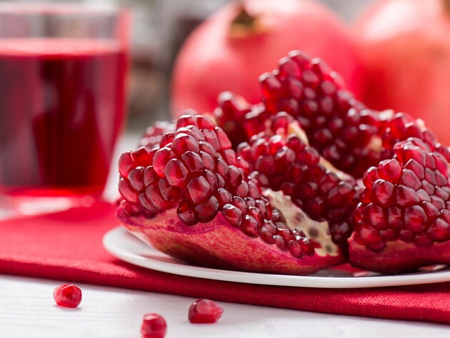 Цей метод допоможе почистити гранат, не забризкавши кухні й себе