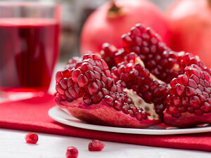 Цей метод допоможе почистити гранат, не забризкавши кухні й себе