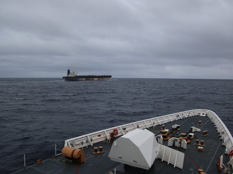 США захватили танкер, который пытался уйти под российским флагом. СМИ пишут, что рядом были корабли РФ