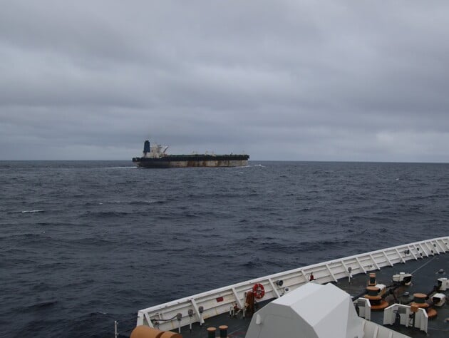 США захватили танкер, который пытался уйти под российским флагом. СМИ пишут, что рядом были корабли РФ