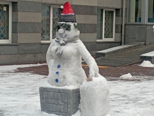 Вальяжный кот, снеговик с чемоданом и баба с пышным бюстом. Украинцы запустили в сети снежный флешмоб 