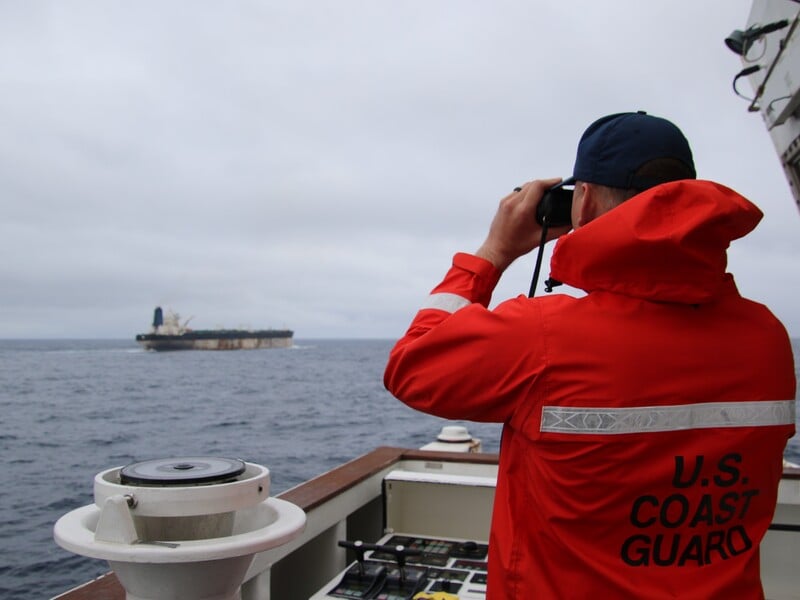 США за підтримки Великобританії захопили танкер під прапором РФ. Що про це відомо