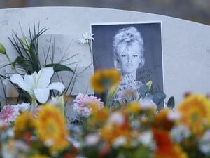 Могила на берегу моря и Ле Пен среди присутствующих. Фоторепортаж с похорон Бардо в Сен-Тропе