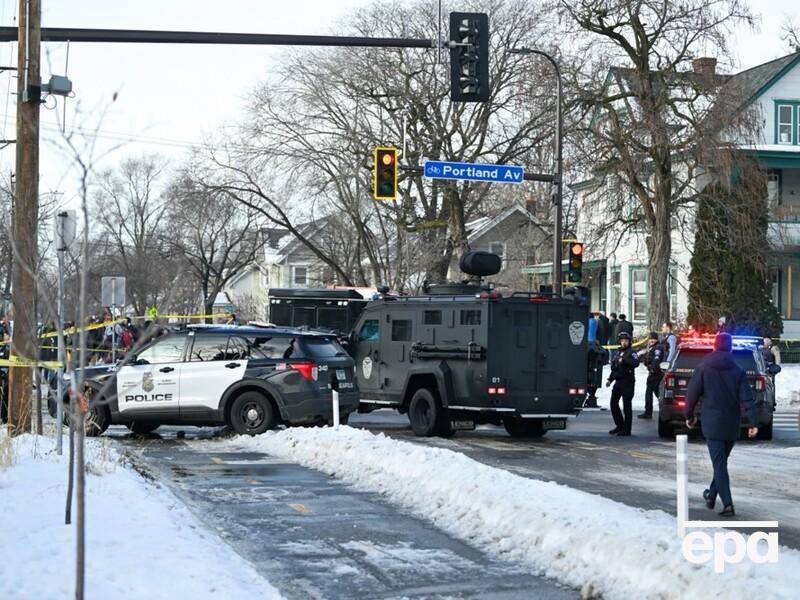 В США сотрудник иммиграционной службы застрелил женщину. Мэр призвал агентов "убраться к черту" из города