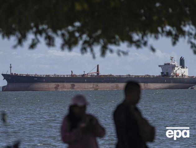 Щонайменше п'ять танкерів із венесуельською нафтою змінили прапор на російський