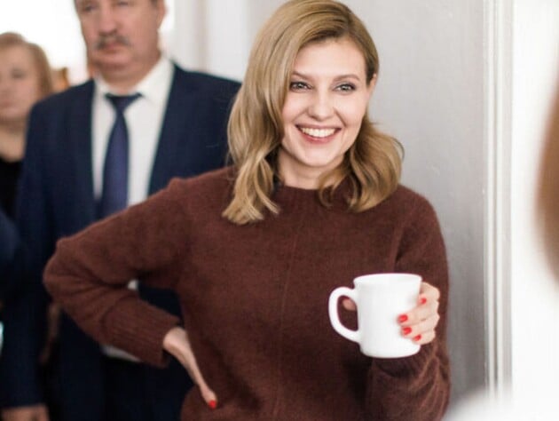 Зеленская впервые за три года отказалась минимализма и появилась с ярко-красным маникюром. Фото