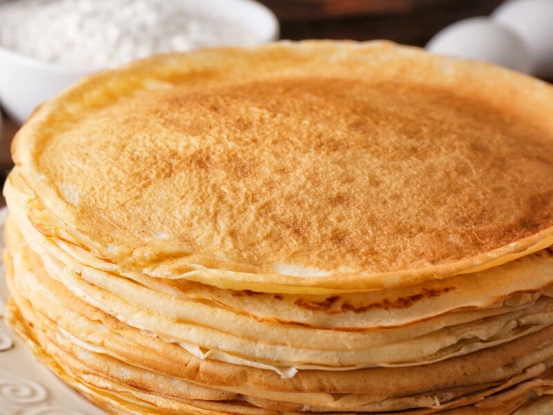 Приготовьте этот французский вариант очень тонких блинчиков на молоке. Рецепт без лишних хлопот