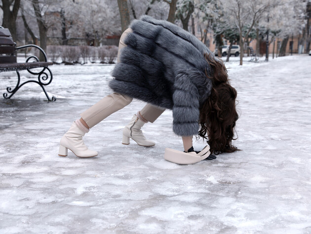 Як втриматися на ногах. Прості та дієві поради, щоб не травмуватися на слизькій дорозі