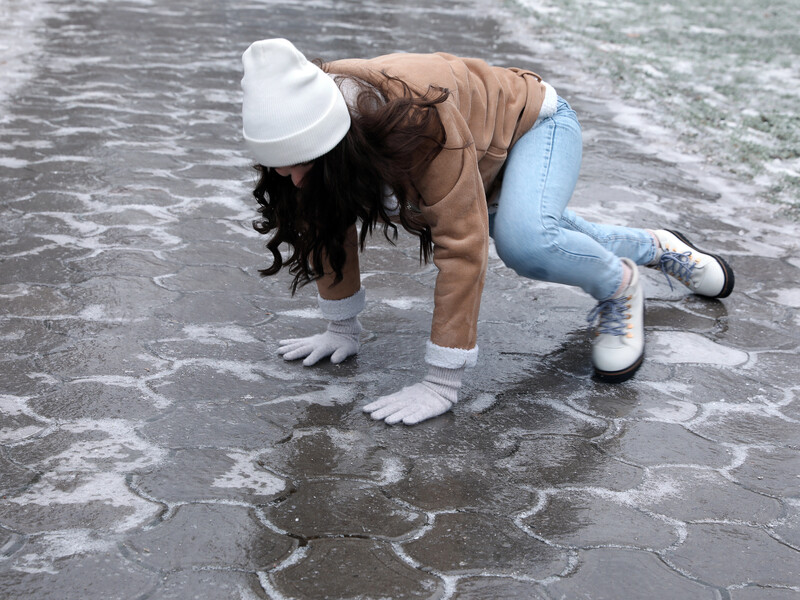 Нанесіть це ватною паличкою на підошву – і ноги не ковзатимуть на льоду. Секретний лайфхак