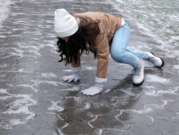 Нанесите это ватной палочкой на подошву – и ноги не будут скользить на льду. Секретный лайфхак 