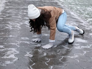 Нанесите это ватной палочкой на подошву – и ноги не будут скользить на льду. Секретный лайфхак 