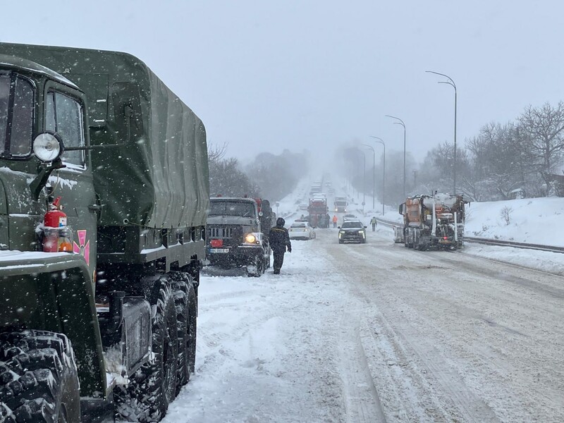 Из-за снежных заносов автомобили застревают на дорогах. Где в Украине ограничили движение