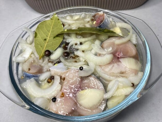 Добавьте это в маринад – и через 12 часов получится божественная скумбрия. Кулинарный лайфхак