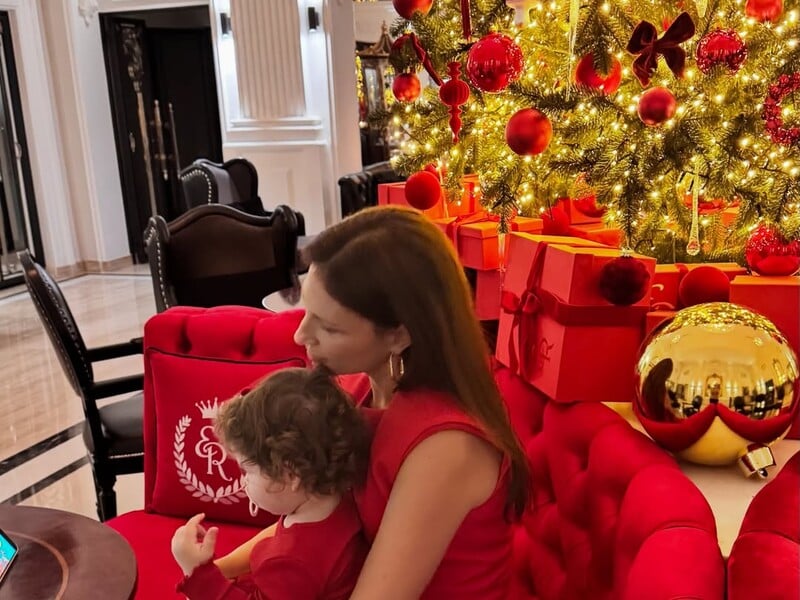 У червоному, на тлі ялинки. Дружина Тігіпка показала їхню доньку