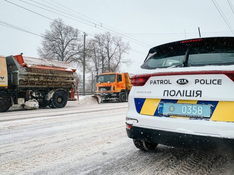 Через негоду в Україні обмежено рух на дорогах у п'яти областях, затримуються десятки поїздів