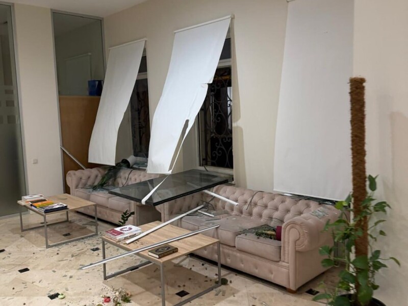 Росіяни пошкодили посольство Катару в Києві