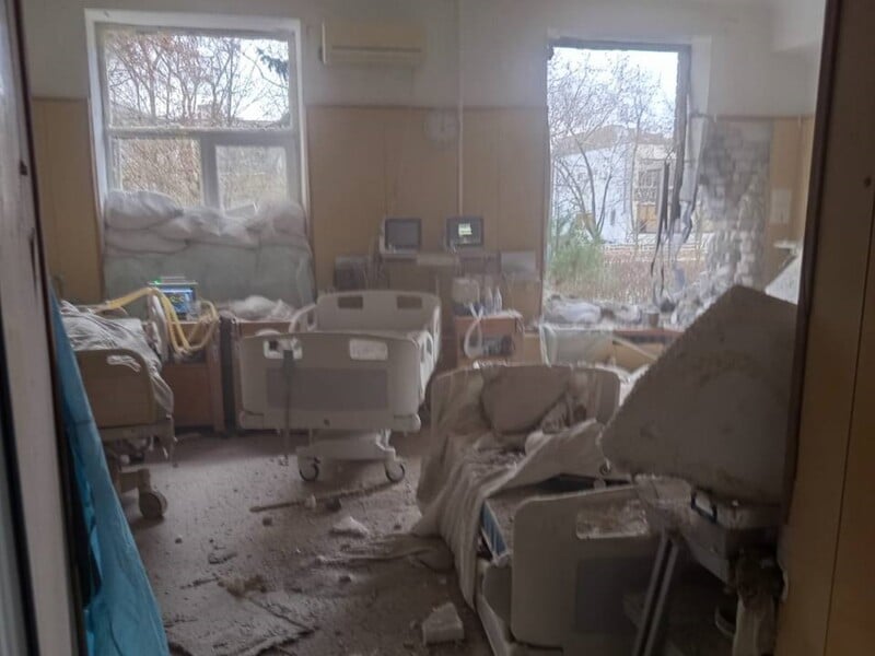 РФ обстріляла лікарню в Херсоні, снаряд пробив стіну медзакладу, є поранені. Відео