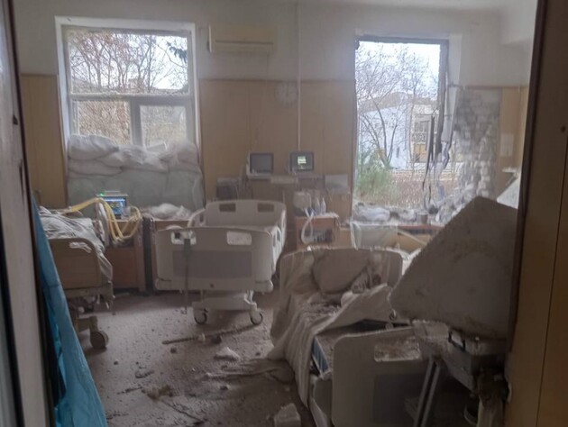 РФ обстреляла больницу в Херсоне, снаряд пробил стену медучреждения, есть раненые. Видео