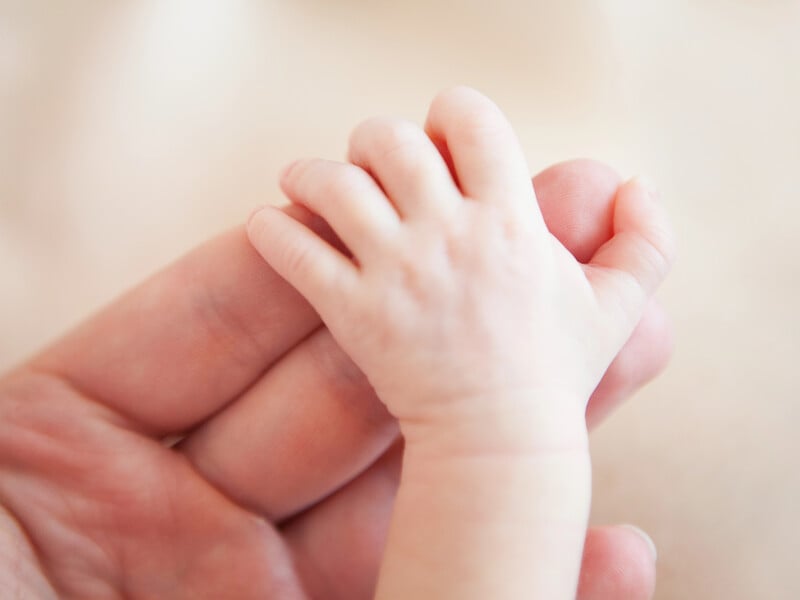 Американский стартап использует ИИ для создания эмбрионов. Первые дети уже родились