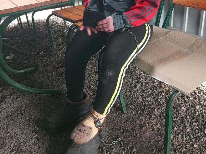 В українському дитбудинку дівчину з інвалідністю тримали на ланцюзі. Як це пояснила ексвихователька? Фото