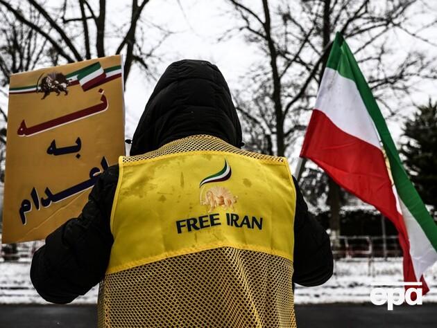 У протестах в Ірані беруть участь мільйони людей. Тепер вони відбуваються й уночі. Відео