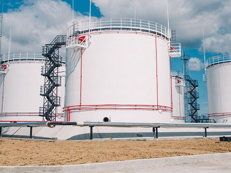 В РФ после атаки дронов горит нефтебаза